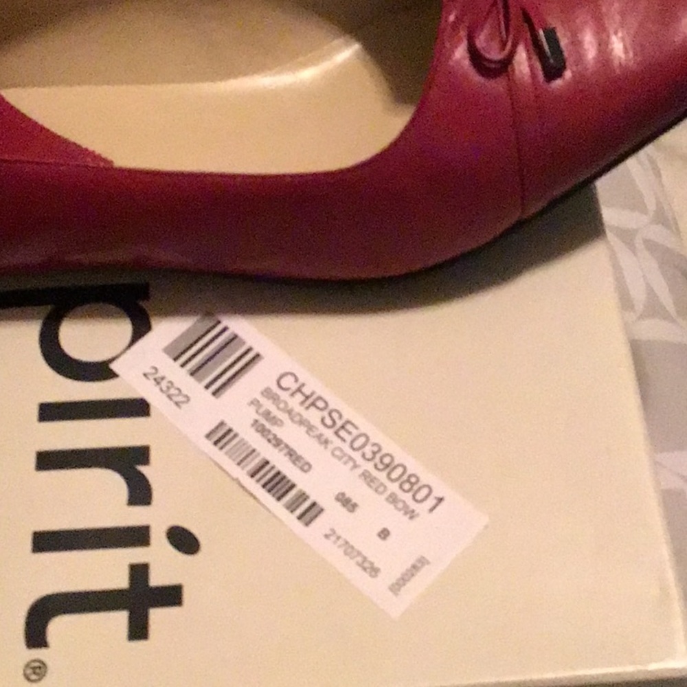 Easy Spirit, new in box, size 8 1/2 M, beautiful red shoes, pumps, leather - Picture 3 of 3